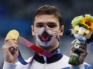 Raih Medali Emas, Atlet Ini Malah Nangis karena Tak Boleh Pakai Masker Kucing