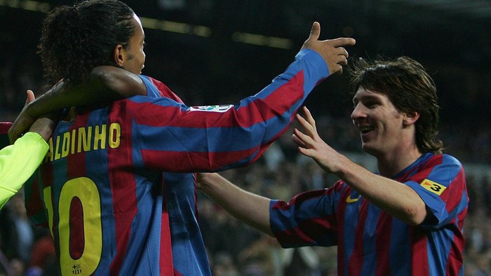Adios! Lionel Messi Resmi Cabut dari Barcelona Lionel Messi resmi berpisah dengan FC Barcelona. Keputusan ini sekaligus mengakhiri karier profesional Messi di Barcelona sejak musim 2004-05.