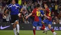 Messi kemudian mewarisi nomor 10 peninggalan Ronaldinho sejak tahun 2008. Inilah kran prestasi Messi mengalir deras yang dimulai pada era kepelatihan Pep Guardiola. Denis Doyle/Getty Images  