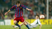 Lionel Messi melakoni debut kompetitifnya di Barcelona pada musim 2004-05 di usia 17 tahun. Pada tahun 2005, Messi menyabet gelar Piala Dunia U20 bersama Argentina. Luis Bagu/Getty Images  