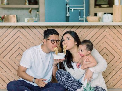 Momen Arief Muhammad Ikoy-ikoyan Makan Bareng Keluarga Kecilnya
