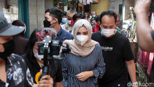 Ashanty dan Azriel Berikan Bantuan Korban Kebakaran Karet Tengsin