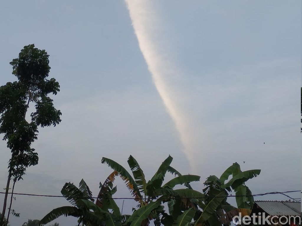 Begini Penjelasan BMKG soal Viral Langit Terbelah di Pacitan Begini Penjelasan BMKG soal Viral Langit Terbelah di Pacitan
