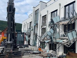 Ngamuk Persoalan Bayaran! Kontraktor Hancurkan Gedung Bikinannya Pakai Eskavator