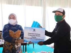 Menaker Serahkan Bantuan TKM ke 5 Kelompok Usaha & PKL di Mojokerto
