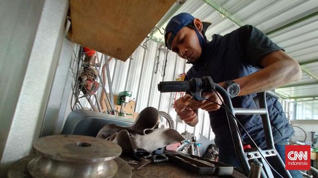 Julian Rahmat, pemilik bengkel kendaraan listrik bernama DMR Custom di Bandung, Jawa Barat. Bengkel yang tadinya melayani modifikasi sepeda motor ini mulai melayani pembuatan kendaraan listrik sejak 2017.