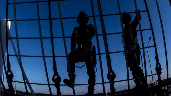 Berlatih Parade Roll di KRI Bima Suci