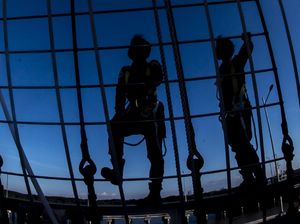 Berlatih Parade Roll di KRI Bima Suci