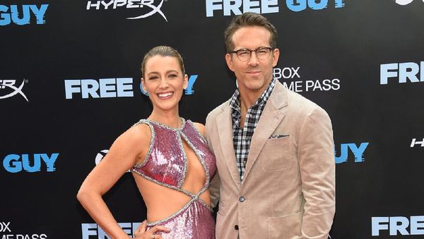 Foto: Gaya Blake Lively Padukan Gaun Rp 70 Juta dengan Sneakers Rp 860 Ribu