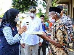 Bupati Ipuk Sambangi Nelayan Korban Tenggelam di Perairan Alas Purwo