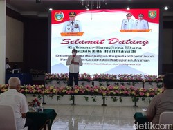 Gubsu Evaluasi Vaksinasi di GOR Sumut yang Bikin Warga Berdesakan