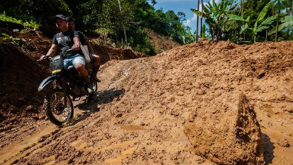 Jalan Desa di Lebak Banten Tertimbun Longsor