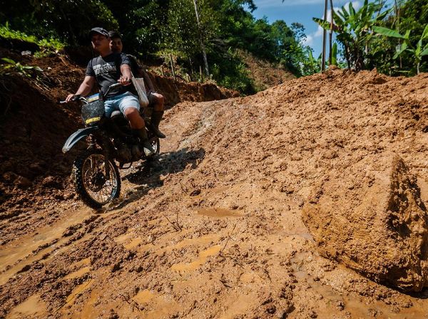 Jalan Desa di Lebak Banten Tertimbun Longsor