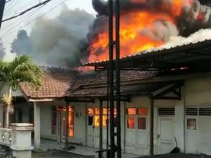 Gedung Bekas Puskesmas Tempat Simpan Barang Garnisun Mojokerto Ludes Terbakar