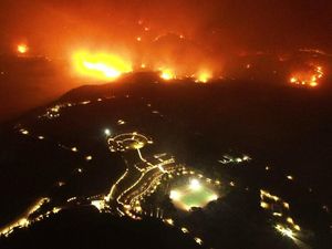 Kebakaran Hutan Yunani Meluas Dekati Situs Kuno Olimpiade