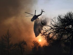 Kebakaran Hutan di Yunani Terus Berkobar, Ribuan Orang Dievakuasi Kebakaran Hutan di Yunani Terus Berkobar, Ribuan Orang Dievakuasi