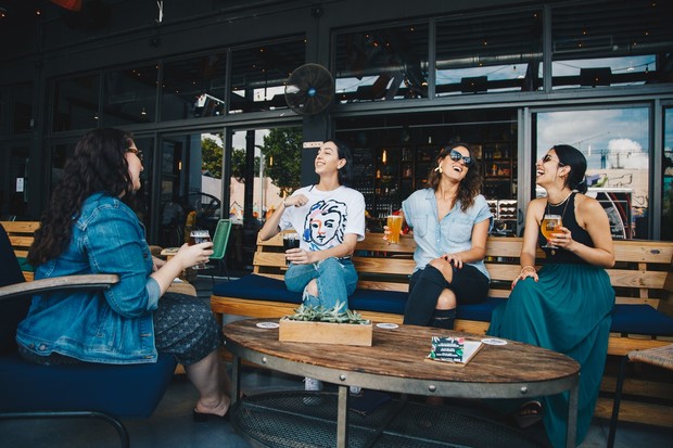 ada tiga kepribadian manusia di dunia ini yakni seseorang yang berkepribadian introvert, ekstrovert, dan ambivert