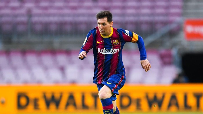 BARCELONA, SPAIN - MAY 16: Lionel Messi of FC Barcelona runs with the ball during the La Liga Santander match between FC Barcelona and RC Celta at Camp Nou on May 16, 2021 in Barcelona, Spain. Sporting stadiums around Spain remain under strict restrictions due to the Coronavirus Pandemic as Government social distancing laws prohibit fans inside venues resulting in games being played behind closed doors. (Photo by David Ramos/Getty Images)