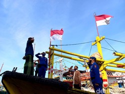 Polisi Ganti Bendera Merah Putih Usang Nelayan Probolinggo dengan yang Baru