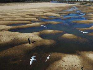 Nestapa Keringnya Salah Satu Sungai Terpanjang Dunia