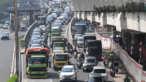 PPKM Level 4 Belum Usai, Jalanan Jakarta Padat Kendaraan