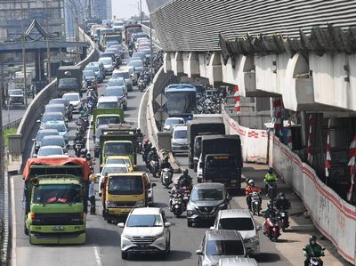 PPKM Level 4 Belum Usai, Jalanan Jakarta Padat Kendaraan
