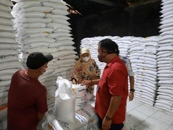Bulog Terjunkan Tim Pastikan Kualitas Beras Bantuan PPKM di Pandeglang