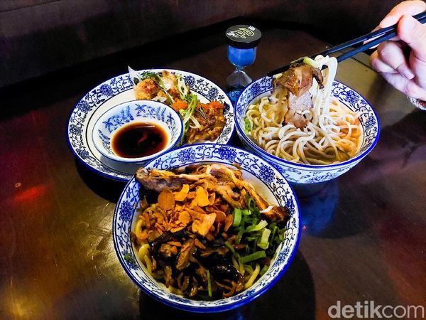 Gurih Hangat Mie dengan Topping Brisket yang Tebal dan Empuk