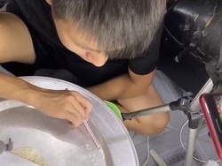 Gabut! Pria Ini Hitung Butiran Beras hingga Biji Semangka Viral di TikTok