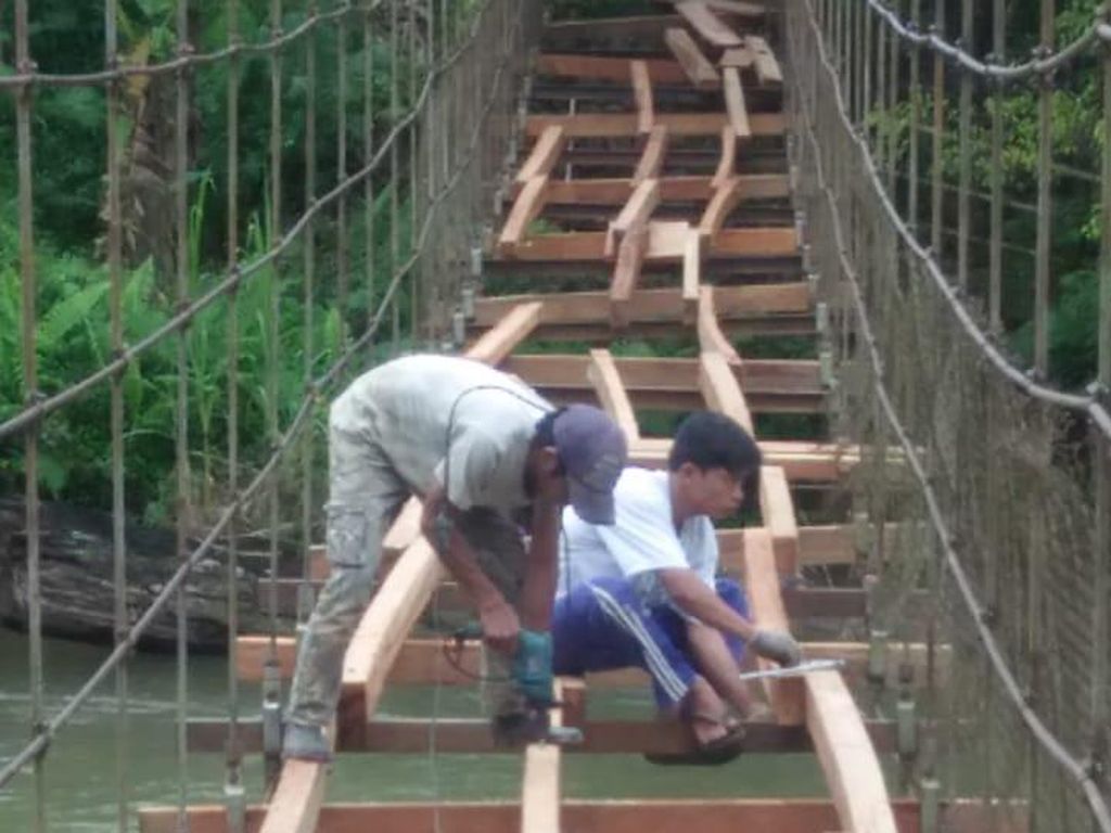 Perbaikan Jembatan Tempat Pelajar Bergantung di Mamasa Sulbar Sudah 80% Perbaikan Jembatan Tempat Pelajar Bergantung di Mamasa Sulbar Sudah 80%