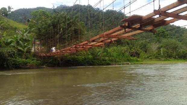 Progres perbaikan jembatan gantung rusak di Mamasa, Sulbar. (dok. Istimewa)