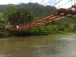 Perbaikan Jembatan Tempat Pelajar Bergantung di Mamasa Segera Rampung