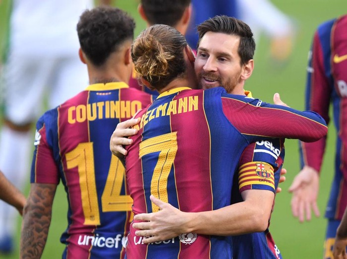 Lionel Messi resmi berpisah dengan FC Barcelona. Keputusan ini sekaligus mengakhiri karier profesional Messi di Barcelona sejak musim 2004-05.