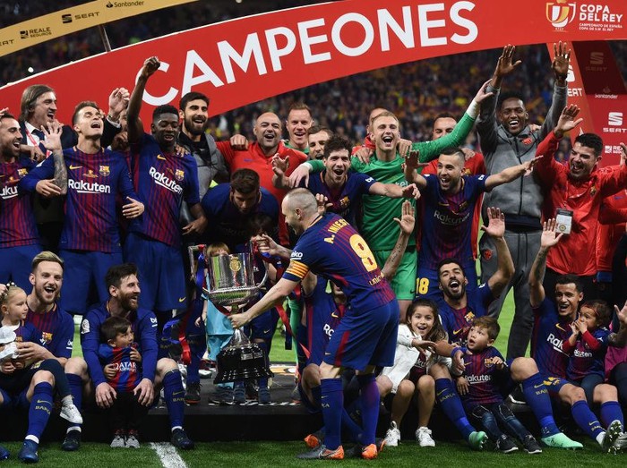 Lionel Messi resmi berpisah dengan FC Barcelona. Keputusan ini sekaligus mengakhiri karier profesional Messi di Barcelona sejak musim 2004-05.