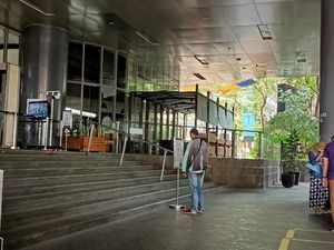 Suasana di Lippo Mall Puri, Pegawai-Ojol Wajib Tunjukkan Bukti Vaksin