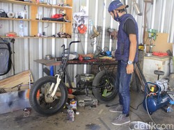 Tak Lulus SMK, Pria Bandung Sukses Kembangkan Bengkel Motor Listrik