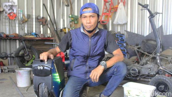 Tak Lulus SMK, Pria Bandung Ini Sukses Kembangkan Bengkel Motor Listrik