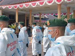 TNI-Polri Garut Dikerahkan Bujuk Warga Bergejala untuk Isolasi Terpadu TNI-Polri Garut Dikerahkan Bujuk Warga Bergejala untuk Isolasi Terpadu