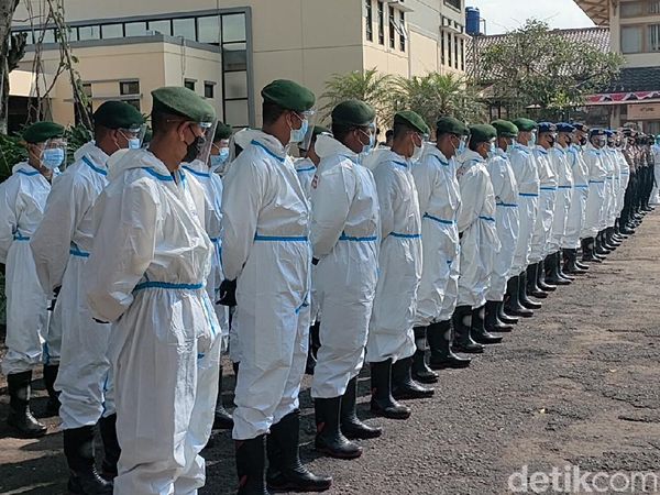 TNI-Polri Ber-APD di Garut Bujuk Warga yang Enggan Isolasi Terpadu
