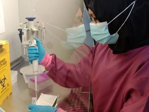 Kisah Dosen di Unri: Pagi Ngajar-Malam Kerja Keras di Lab Tes Spesimen COVID