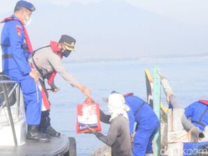 Nelayan Kota Pasuruan Terima Vaksinasi COVID-19 di Atas Perahu