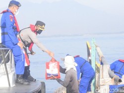 Nelayan Kota Pasuruan Terima Vaksinasi COVID-19 di Atas Perahu