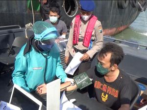 100 ABK Jalani Vaksinasi yang Digelar dari Kapal ke Kapal di Surabaya 100 ABK Jalani Vaksinasi yang Digelar dari Kapal ke Kapal di Surabaya