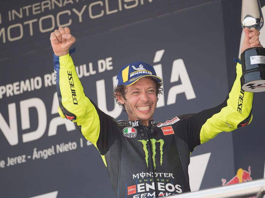 Respons Kekasih saat Temani Valentino Rossi di Balap Terakhir Sebelum Pensiun Respons Kekasih saat Temani Valentino Rossi di Balap Terakhir Sebelum Pensiun