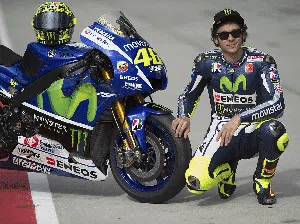 Valentino Rossi Gantung Helm Usai 26 Tahun Balap Motor