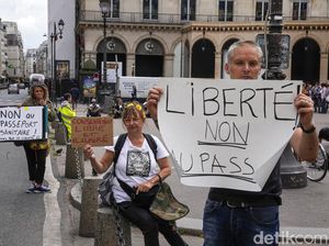 Warga Prancis Demo Tolak Kewajiban Kartu Vaksin