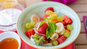 10 Resep Salad Buah dan Sayur yang Segar Enak