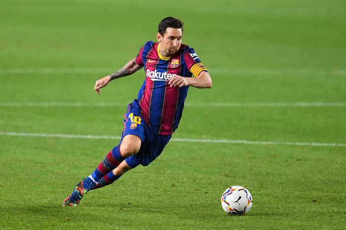 1281725868 BARCELONA, SPAIN - OCTOBER 20: Lionel Messi of FC Barcelona runs with the ball during the UEFA Champions League Group G stage match between FC Barcelona and Ferencvaros Budapest at Camp Nou on October 20, 2020 in Barcelona, Spain. (Photo by Alex Caparros/Getty Images)