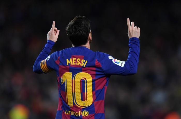 BARCELONA, SPAIN - OCTOBER 20: Lionel Messi of FC Barcelona runs with the ball during the UEFA Champions League Group G stage match between FC Barcelona and Ferencvaros Budapest at Camp Nou on October 20, 2020 in Barcelona, Spain. (Photo by Alex Caparros/Getty Images)