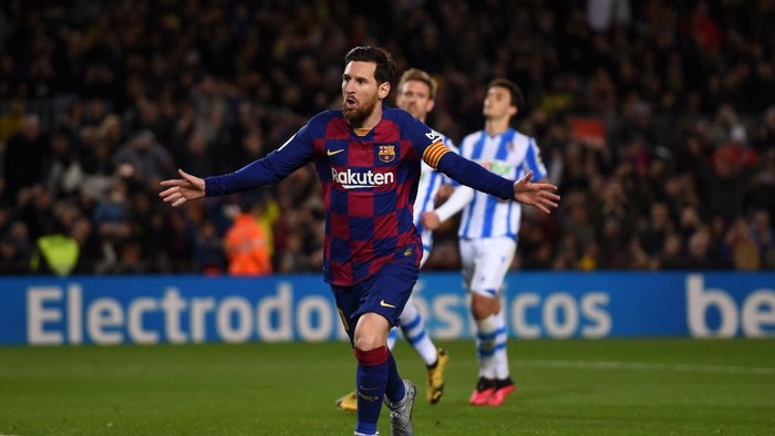 BARCELONA, SPAIN - OCTOBER 20: Lionel Messi of FC Barcelona runs with the ball during the UEFA Champions League Group G stage match between FC Barcelona and Ferencvaros Budapest at Camp Nou on October 20, 2020 in Barcelona, Spain. (Photo by Alex Caparros/Getty Images)